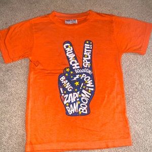 Three & Out orange tee with peace logo 💥 ✌🏻 ⭐️ size 6
